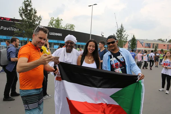 Moskova, Rusya, - Temmuz, 2018: Dünya Kupası 2018 ve FIFA Konfederasyon Kupası 2017, fanlar Manezhnaya Meydanı Moskova '. 2018, Dünya Kupası 2018
