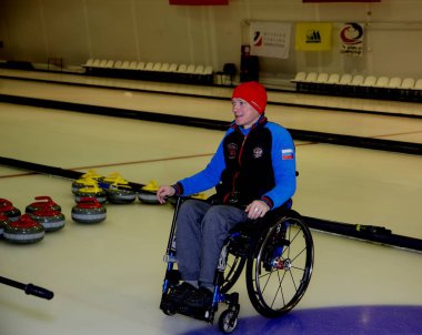Curling oynarken tekerlekli sandalyede engelli