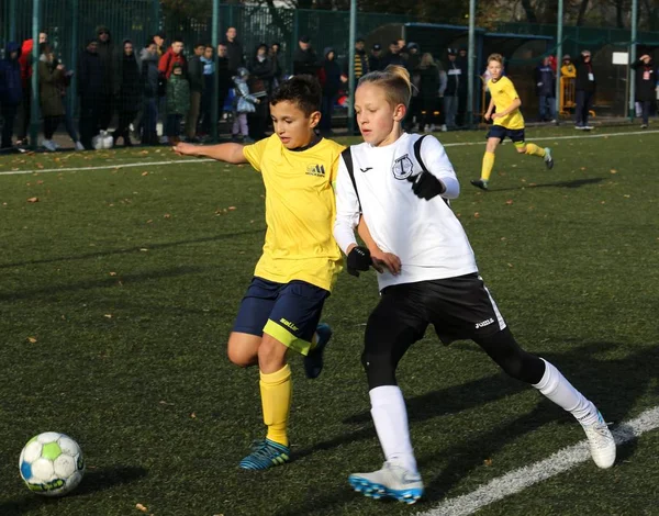 Twee Jonge Voetbal Tegenstanders Vechten Voor Bal — Stockfoto