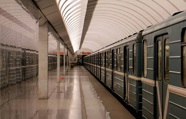 Träna Moskvas Tunnelbana — Stockfoto