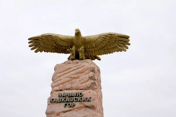 날개가달린 독수리 형태로 기념비 — 스톡 사진