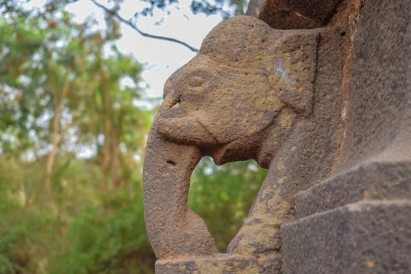 Escultura de pedra antiga de um elefante que é arruinado durante o tempo — Fotografia de Stock