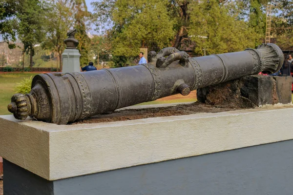 Antiguo cañón indio muy antiguo utilizado una vez por los reyes — Foto de Stock