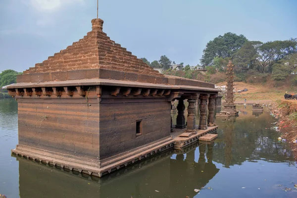 Antigo templo Shiva submerso antigo na cidade velha da Índia — Fotografia de Stock