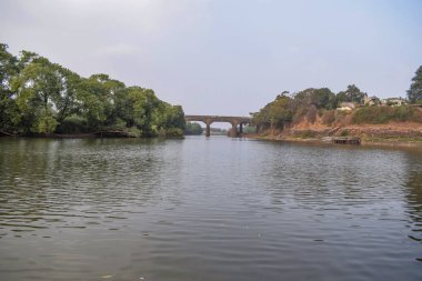 Hindistan 'da antik nehrin üzerine inşa edilmiş bir köprü.