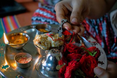 Hint festivali vesilesiyle ibadet tabağı hazırlama resmi