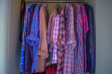 Gardıropta farklı tasarlanmış erkek gömlekleri.