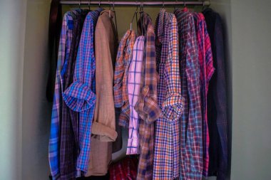 Farklı tasarlanmış erkek gömlekleri. 