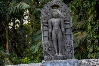 Eski Hindistan şehrinde bir tanrının efsanevi taş oyması.