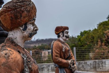 Hindistan 'daki bir kalenin lehimlerini tasvir eden antik heykellerin resimleri.