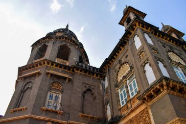 Eski Hindistan şehrinde tarihi bir sarayın mezarı.