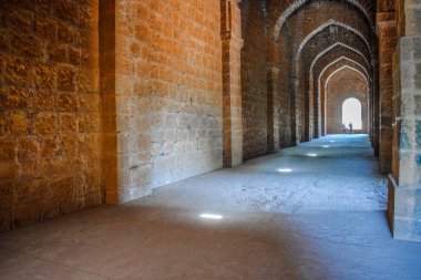 Hindistan 'da, ana kapı ve pencereleri tasvir eden antik destansı perili kalenin resmi.