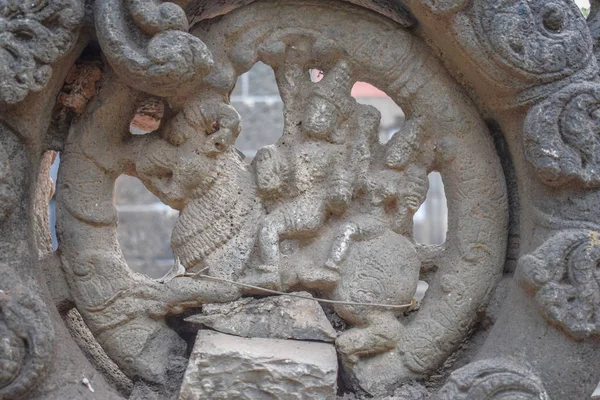Древняя разрушенная каменная резьба индуистского бога в старом городе Индии — стоковое фото