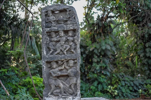 Antiguo tallado en piedra de varias poses de dios — Foto de Stock