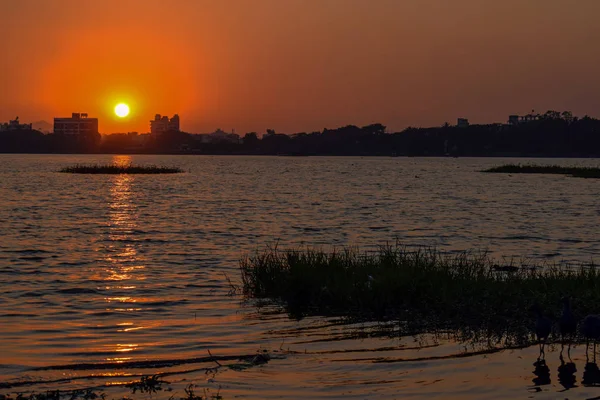 Acquisizione al tramonto sulla spiaggia di un fiume situato nella città vecchia dell'India — Foto Stock
