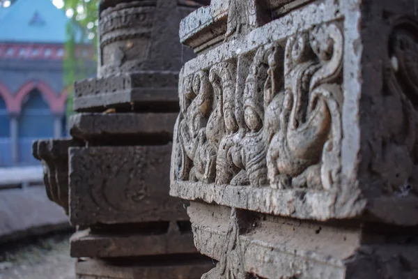 Antiga pedra arruinada escultura do deus hindu na cidade velha da Índia — Fotografia de Stock