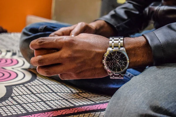 Hand holding cup and wearing a attractive watch in the wrist — Stock Photo, Image