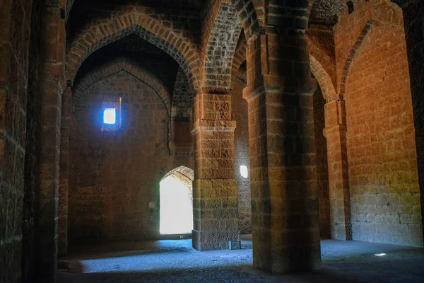 Siyah taş kullanılarak inşa edilen antik kalenin içinde.
