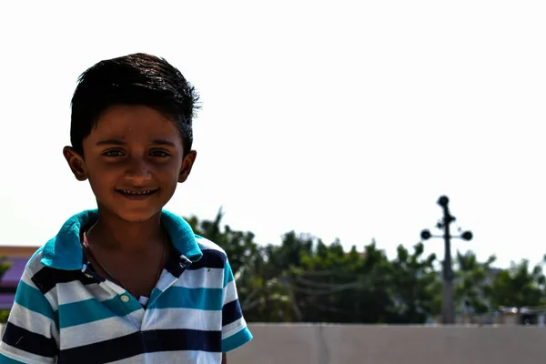 Niño indio posando para una imagen perfecta bajo la luz del sol caliente —  Fotos de Stock