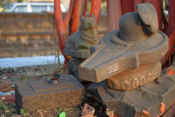 Antigo épico velho shivalinga na cidade velha da Índia — Fotografia de Stock