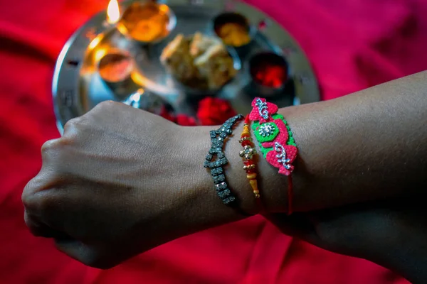 Bild av indiska bror syster festival av slips armband — Stockfoto