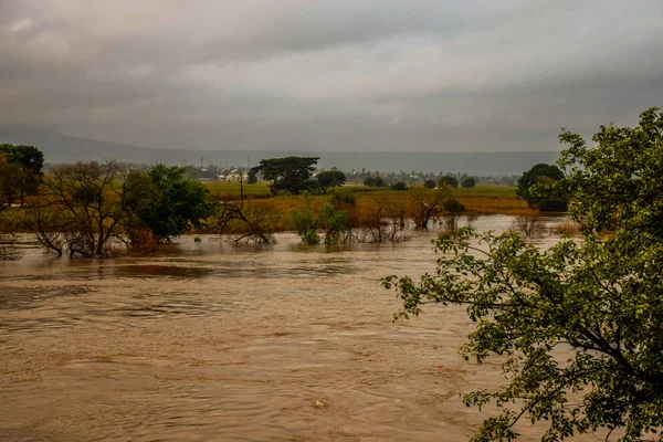 Şehirdeki tufanın resmi Hindistan 'ın eski şehir stoğundaki su akışının güzel manzarası