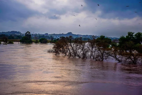 Şehirdeki tufanın resmi Hindistan 'ın eski şehir stoğundaki su akışının güzel manzarası