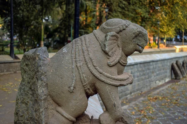 Antiga pedra épica arruinada escultura de um elefante na cidade velha da Índia — Fotografia de Stock