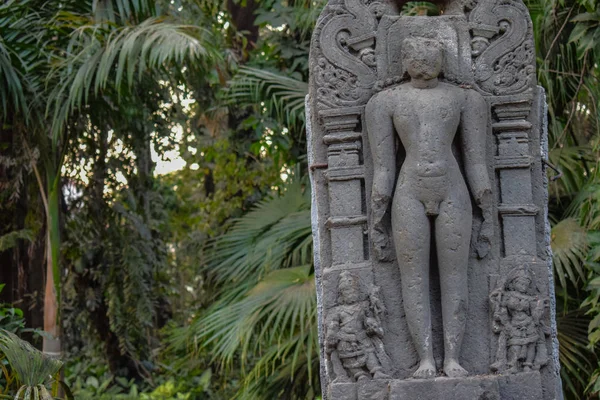 Oude epische stenige beeldhouwkunst van een god in de oude stad van India — Stockfoto