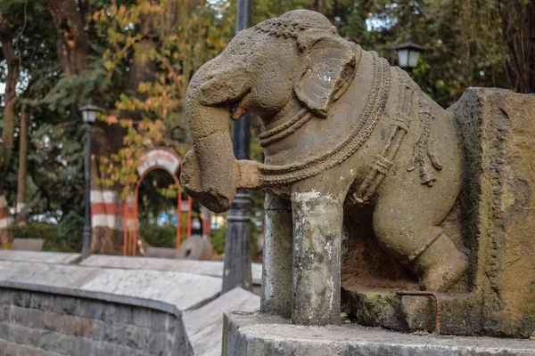 Эпопея разрушенной древней каменной резьбы слона — стоковое фото