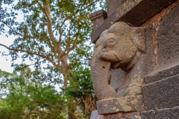 코끼리를 조각하던 고대의 돌, 시간이지 나면서 파괴된 코끼리 — 스톡 사진