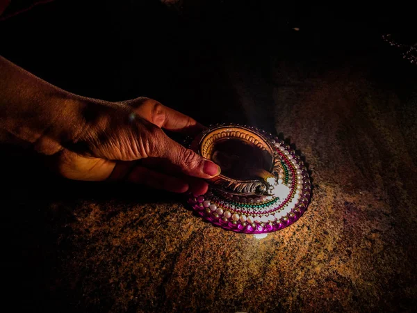 Imagen de un diwali profundo es una pequeña lámpara que se enciende especialmente en diwali con decoración de suelo — Foto de Stock