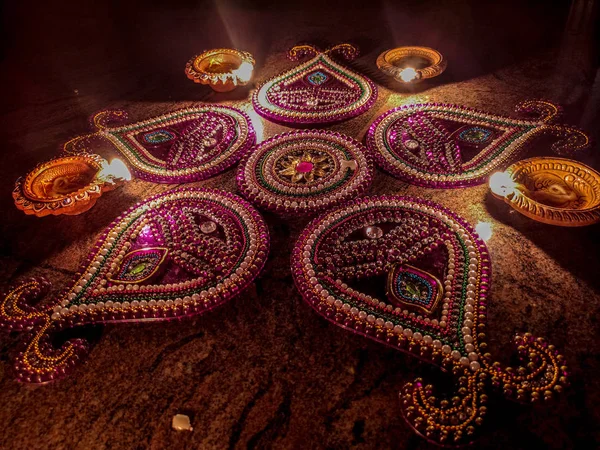 Diwali derinliğinde küçük bir lamba var. Özellikle Diwali 'de zemin dekorasyonuyla aydınlatılmış. — Stok fotoğraf