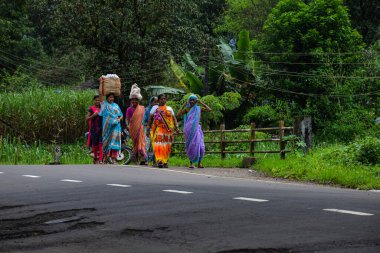 Kolhapur, Maharashtra / Hindistan - 15 Eylül 2019; Hintli bayanlar akşamları işten evlerine dönüyorlar