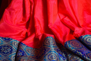 Bulanık ve altın rengi geniş kenarlı güzel kırmızı ipek sari.