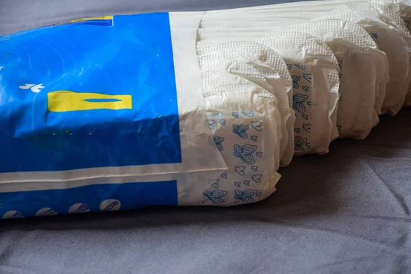 Bir paket hijyenik peçete ya da kadınların adet döngüsünde kullanılan pedler.