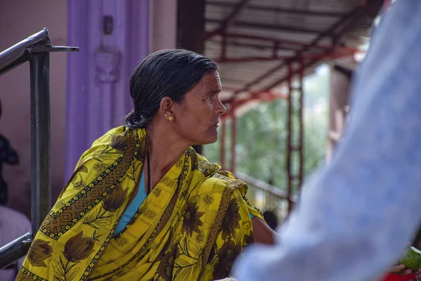 Yadgir Karnataka Hindistan Aralık 2019 Merdivenlerde Oturan Yaşlı Hintli Kadınları — Stok fotoğraf