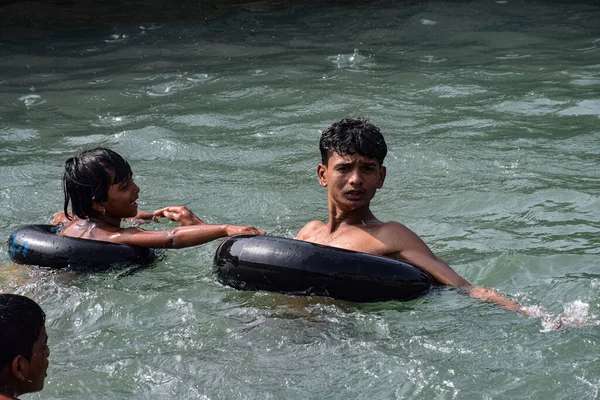 Chitapur, Karnataka / Hindistan - 12 Aralık 2019; Hintli kardeşler yaz tatilinde yüzüyorlar.