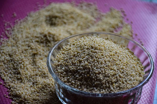 Bangalore, Hindistan 'da cam kasede doğal ışık altında saklanmış organik ve sağlıklı çiğ çiftlik darı resmi. Çok iyi bir sindirilebilir protein kaynağıdır. Şeker hastası için iyidir..