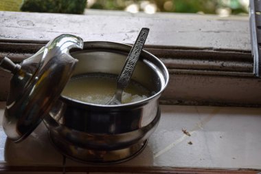 Ev yapımı sağlıklı inek sütü.