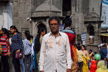 Tulajapur, Maharashtra / india - 20 Aralık 2019; Bir resim için poz veren yaşlı mutlu Hintli büyükbaba