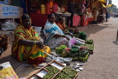 Tulajapur, Maharashtra / india - 20 Aralık 2019; Pazar yerinde yeşil bilezikler satan Hintli kadınlar