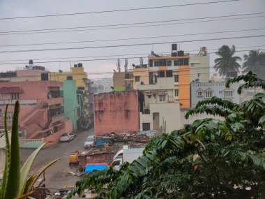 Hindistan 'daki binaların ve evlerin tepesinden yağışlı iklim manzarası