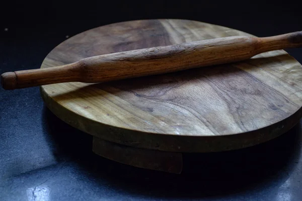 Yuvarlak yuvarlak ahşap merdaneli bir resim