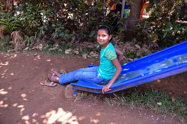 Kolhapur Maharashtra India Május 2019 Indiai Lány Játszik Csúszkán Egy — Stock Fotó