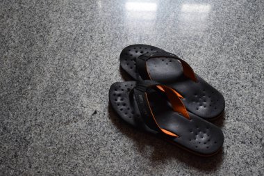 Basit siyah kadın terliğinin üst görünümü