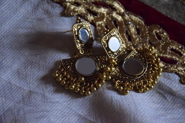 Archivfoto Von Schönen Indischen Schmuck Goldenen Spiegel Zumka Oder Ohrring — Stockfoto