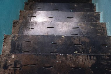 Siyah granitten yapılmış basamak ya da merdiven resmi