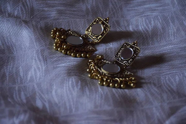 Güzel Hint mücevher aynalı zumka resmi ya da beyaz arka planda küpe. Geleneksel Hint mücevherleri, Bangalore şehri Karnataka Hindistan 'daki nesnelere odaklan..