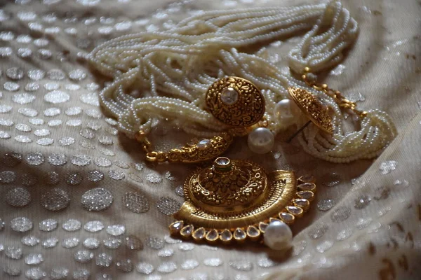 Foto Hermoso Collar Perlas Oro Estilo Indio Con Pendientes —  Fotos de Stock